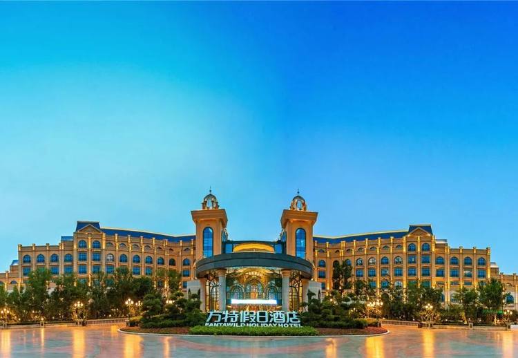 方特假日酒店就在乐园旁边,步行可达,超方便!